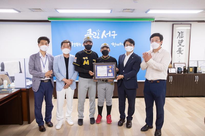 1서구,_U-12_전국리틀야구대회_우승팀_격려__(2).jpg 이미지