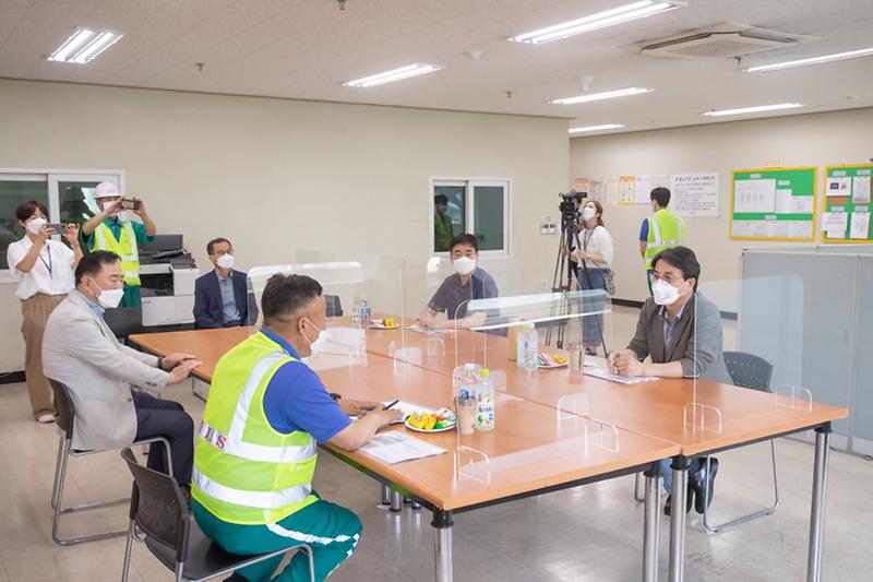 2이재현_서구청장,_물류창고_방역_현장_직접_챙겨__(3).jpg 이미지