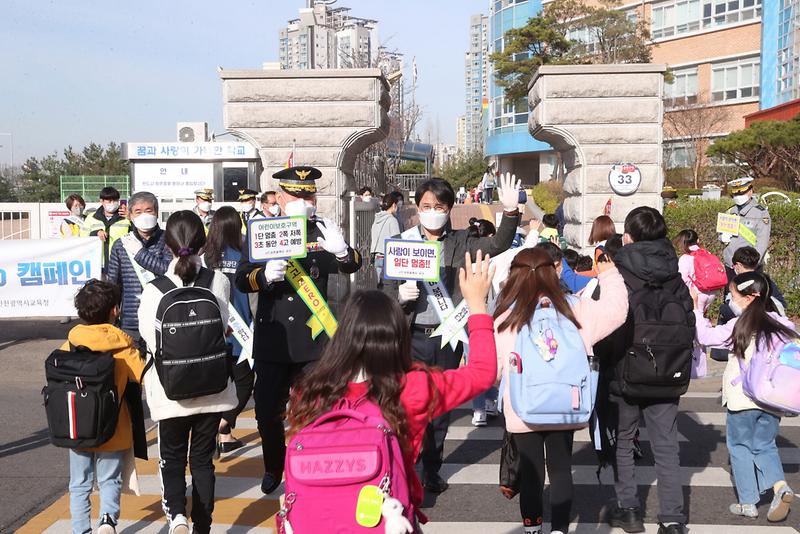 2서구,_어린이_등굣길_‘안전하게’...교통안전캠페인_나서__(1).jpg 이미지