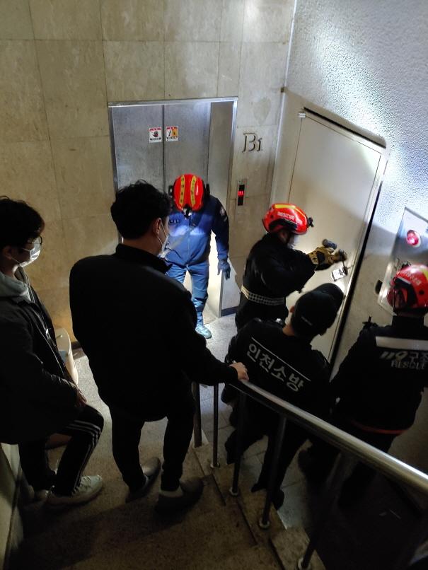 2서구,_위생업소_합동단속_나서...위반사항_10건_적발_.jpg 이미지