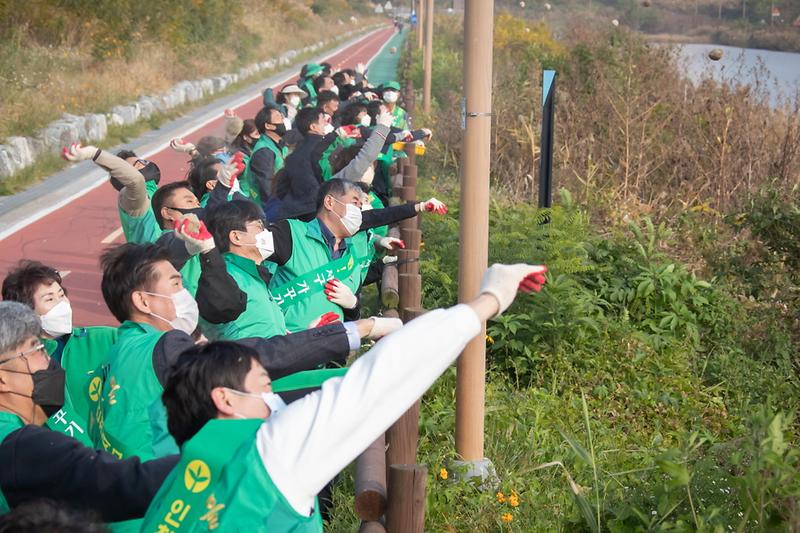 2심곡천에_EM흙공_던져···‘깨끗한_하천_되길’__(2).jpg 이미지