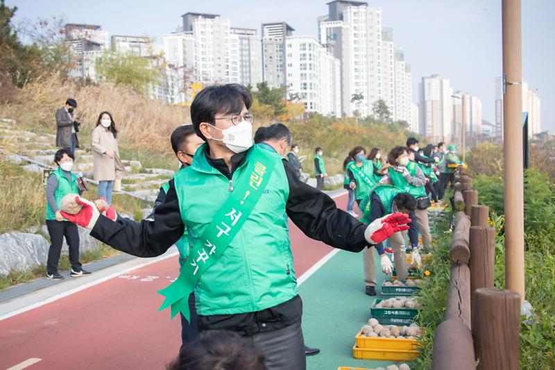 2심곡천에_EM흙공_던져···‘깨끗한_하천_되길’__(3).jpg 이미지