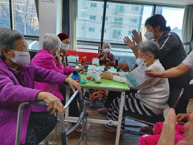 3福·건강_가득_담은_‘복주머니’에_함박웃음_.jpg 이미지