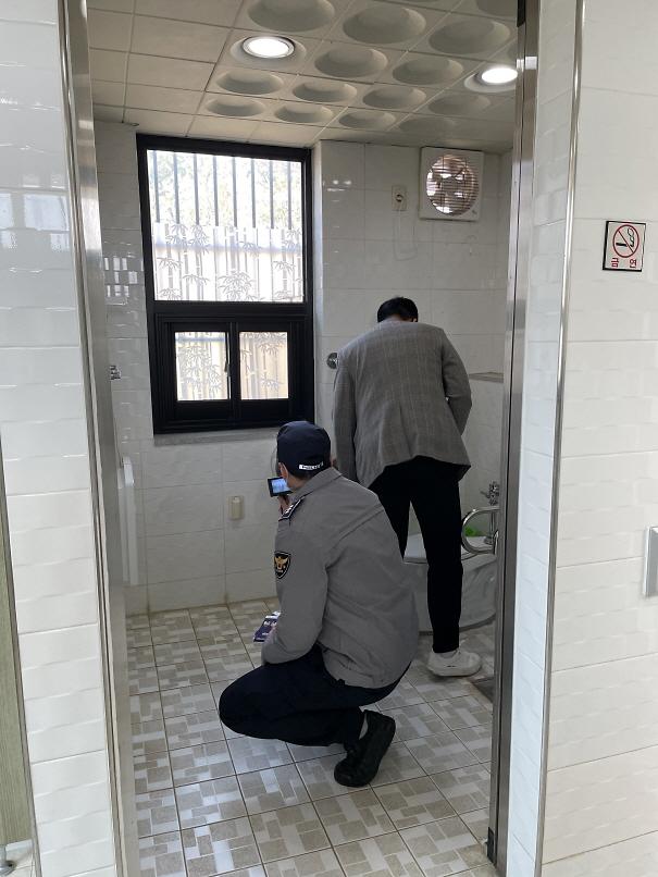 3디지털_성범죄_OUT!…서구,_불법촬영_탐지장비_무료대여_관련사진_지난3월_불법촬영_합동_점검.jpg 이미지