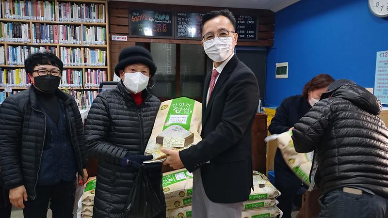 3가정동_사도들교회,_가정1동에_홀몸노인을_위한_쌀_전달_.jpg 이미지