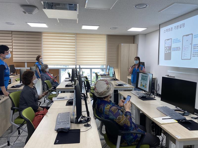 3서구,_‘찾아가는_디지털_문해_교육’_활동__(2).jpg 이미지