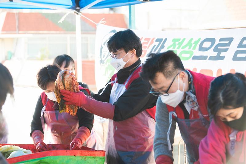 3서구여성자원활동센터,_직접_담근_김치로_따뜻한_희망_나눔__(1).jpg 이미지