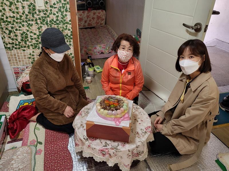 4가정1동,_‘찾아가는_어르신_생신_축하_사업’_.jpg 이미지