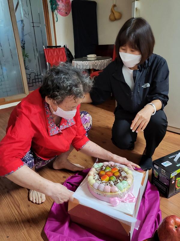 4가정1동,_‘찾아가는_어르신_생신_축하’_사업추진_.jpg 이미지