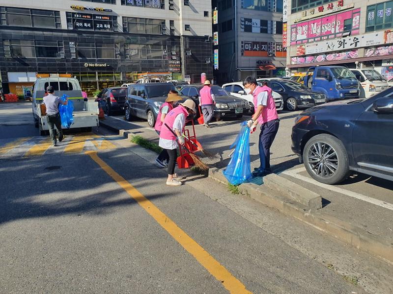 4무더위에도_‘클린_서구’_앞장서는_원당동...‘클린업데이’_.jpg 이미지