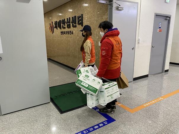 4서구치매안심센터,_‘주민과_함께’_릴레이_돌봄_용품_지원__(2).jpg 이미지