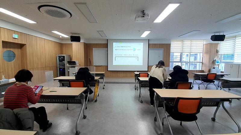 4서구치매안심센터,_‘시니어_스마트폰_교실’_운영_.jpg 이미지