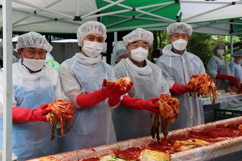 4서구노인복지관,_발전_4사와_사이김치_나눔행사_열어__(2).jpg 이미지