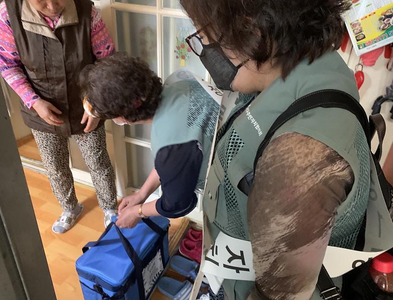 5가정1동_주민자치회,_어르신_만수무강_꾸러미_배달2.jpg 이미지