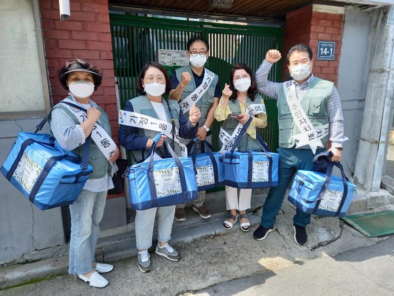 5가정1동_주민자치회,_어르신_만수무강_꾸러미_배달3.jpg 이미지