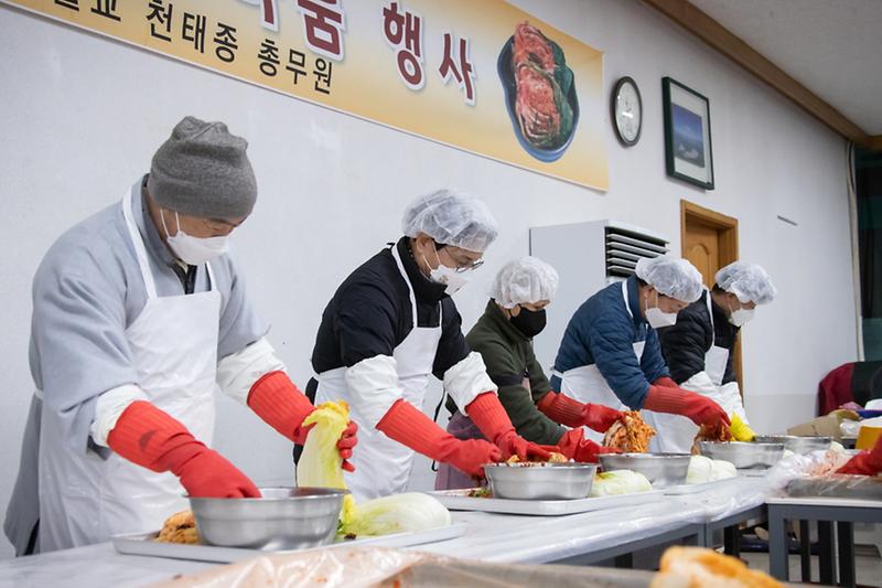 5황룡사,_서구에_‘나눔_실천’_김치,_양곡_전달__(2).jpg 이미지