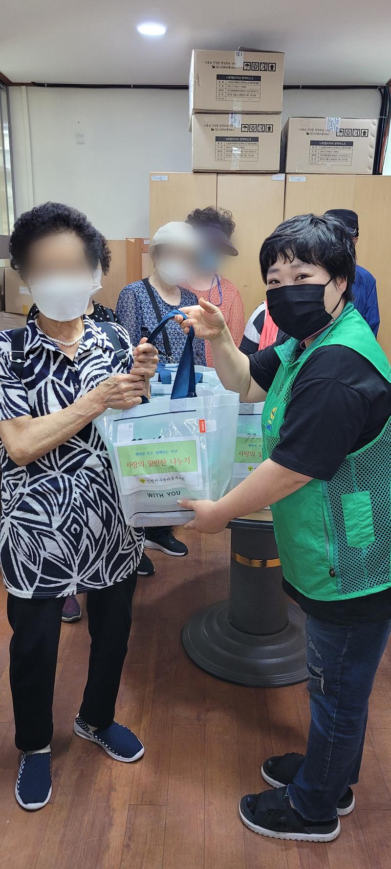 5신현원창동,_직접_만든_밑반찬_지원으로_‘사랑_나눔’_.jpg 이미지