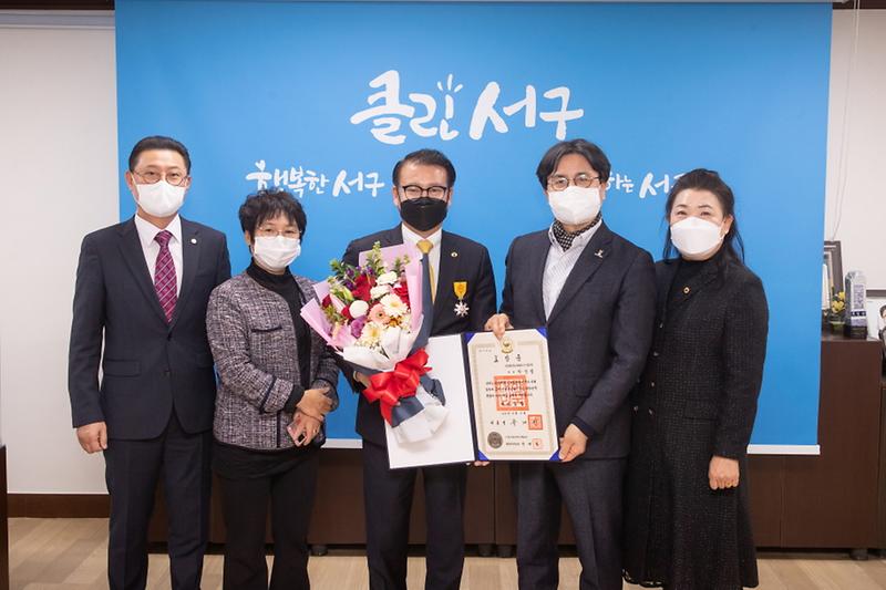 6바르게살기운동_서구협의회_박양범_회장,_국민포장_수훈__(2).jpg 이미지