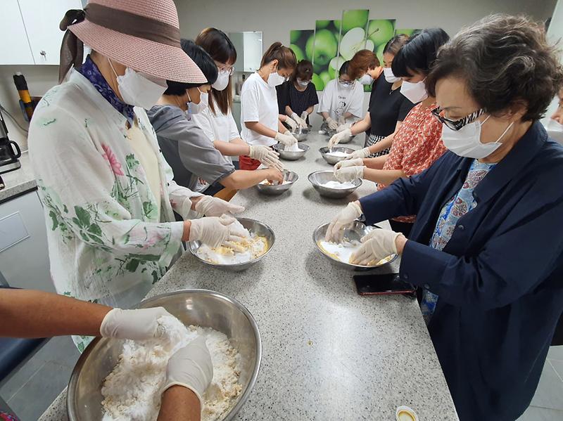 6가좌2동_주민자치회,_환경학교...‘수질오염_없는_천연세제_만들기’_(1).jpg 이미지