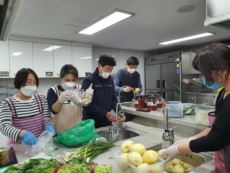 6나눔은_가까이...가좌2동_주민자치회_반찬봉사_실시__(1).jpg 이미지