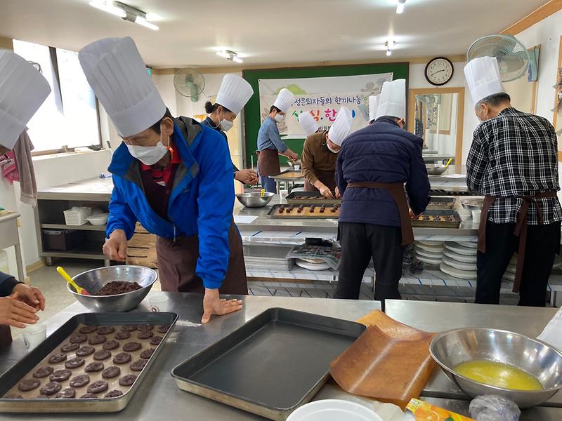 6서구자원봉사센터,_남성_은퇴자_한끼나눔_프로젝트_‘삼식한끼’_진행__(1).jpg 이미지