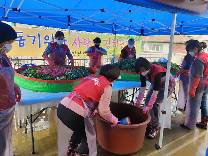6서구여성자원활동센터,_정성껏_담근_김치에_이웃사랑_버무리다__(1).jpg 이미지