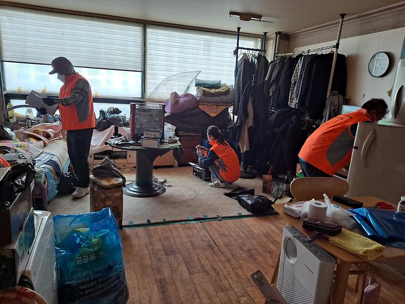 7검단동_지역사회보장협의체,_거주환경_취약계층_환경_정비_‘구슬땀’_.jpg 이미지