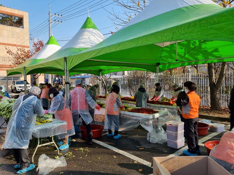 7한국중부발전(주)_인천발전본부-인천사회봉사협의회,_서구에_김장김치_전달_.jpg 이미지