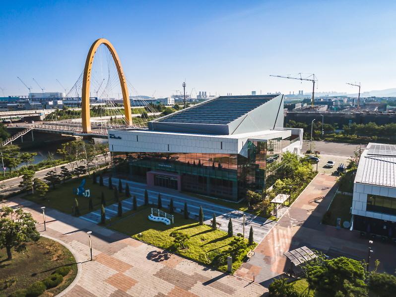 7서구문화재단,_공연콘텐츠_공동제작을_위한_업무협약_체결__(2)_청라블루노바홀.jpg 이미지