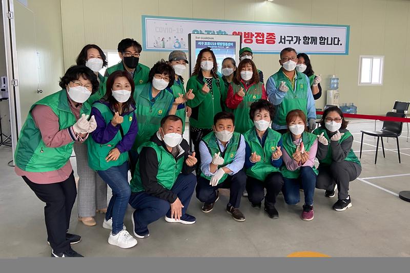 7서구새마을회,_예방접종센터_어르신_접종_지원_‘앞장’__(2).jpg 이미지