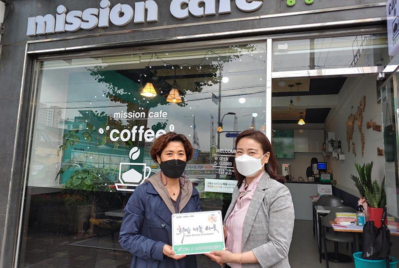 7석남1동_지역사회보장협의체,_‘희망나눔이웃’_3개소_명패_전달2.jpg 이미지