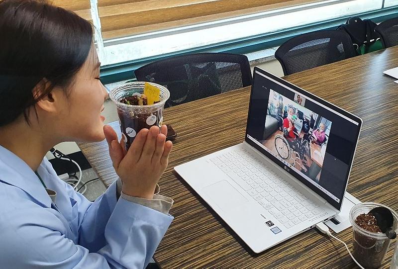 7심봤다!_어르신_영양교육_새싹인삼_키우기_진행__(1).jpg 이미지