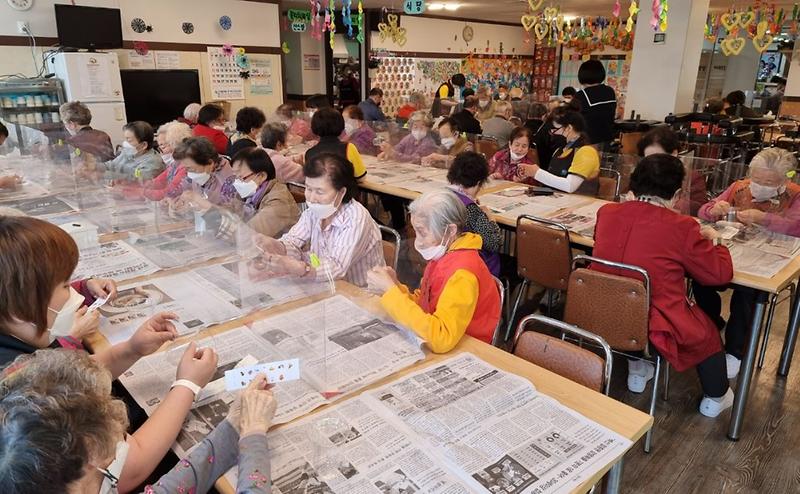 7심봤다!_어르신_영양교육_새싹인삼_키우기_진행__(2).jpg 이미지