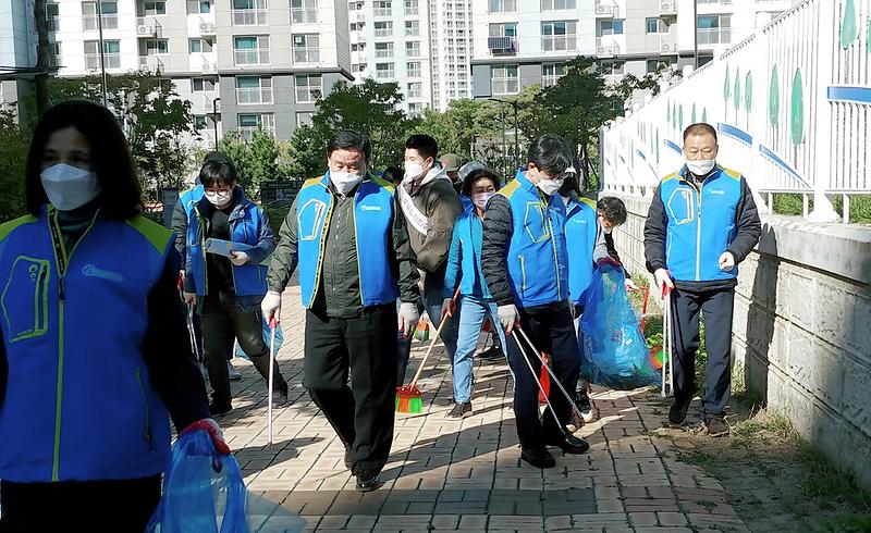 7신현원창동_스타봉사단,_‘학교_주변_금연_캠페인_및_환경정화활동’__(3).jpg 이미지
