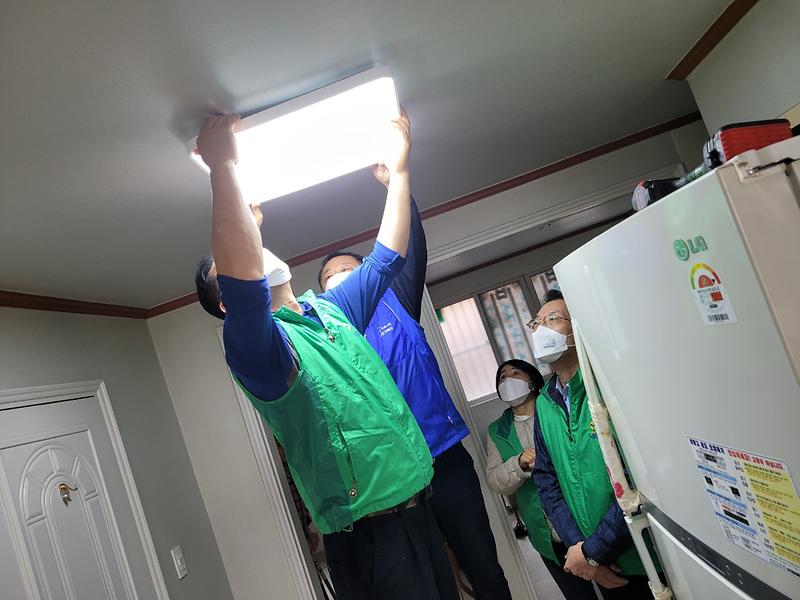 8가좌2동_새마을협의회_부녀회_LED_전등_교체사업_나서__(2).jpg 이미지