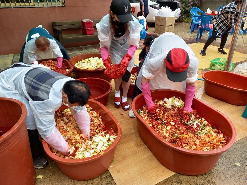 8검단동_희망우산_지역사회보장협의체,_‘사랑의_봄김치’_나눔__(2).jpg 이미지