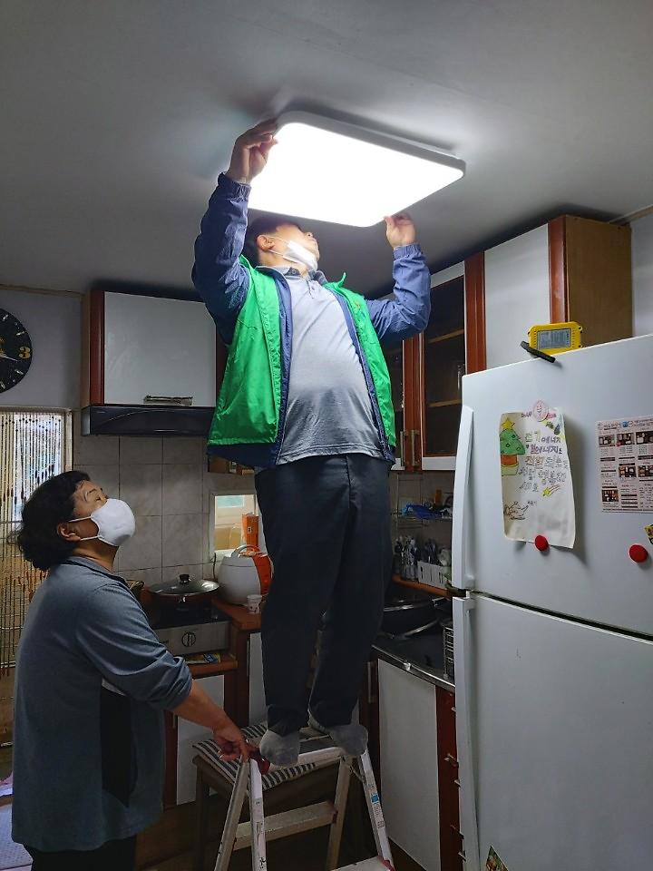 8검단동_새마을협의회,_LED_전등_교체_봉사_펼쳐.jpg 이미지