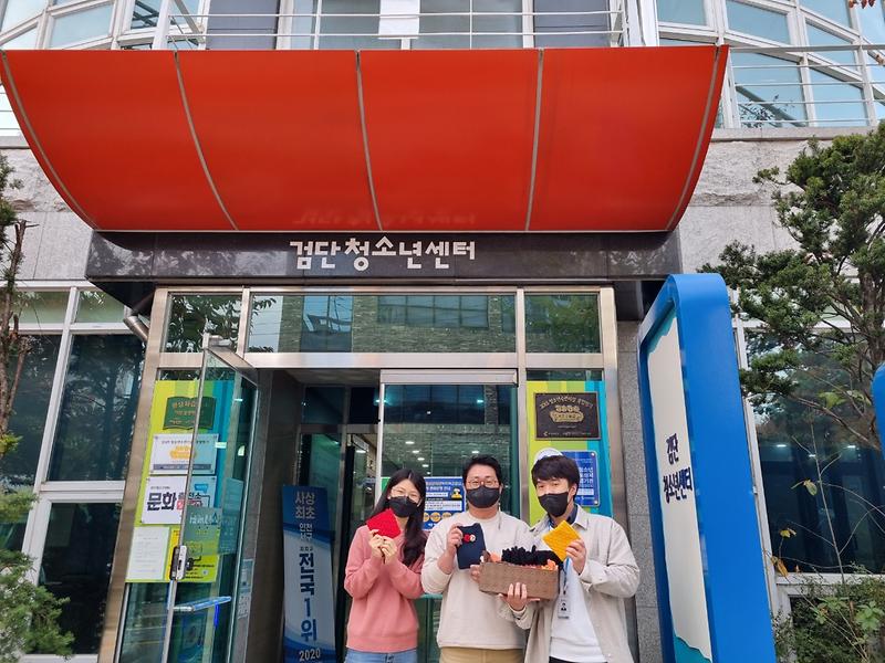 8검단노인복지관,_직접_만든_손뜨개_제품_청소년에_전달__(1).jpg 이미지