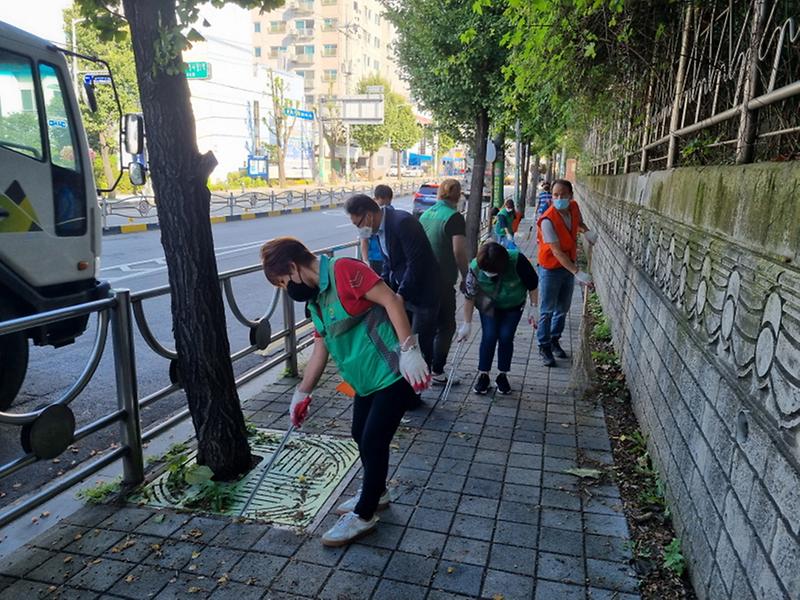 8석남3동,_새마을부녀회와_가을맞이_‘대청소’__(2).jpg 이미지