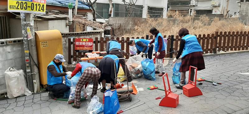 8신현원창동_주민들,_새봄맞이_대청소...한마음_한뜻__(2).jpg 이미지