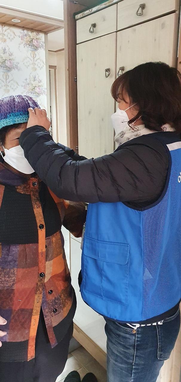 9가정2동_협의체,_독거노인_25세대에_‘손뜨개_모자’_전달_.jpg 이미지