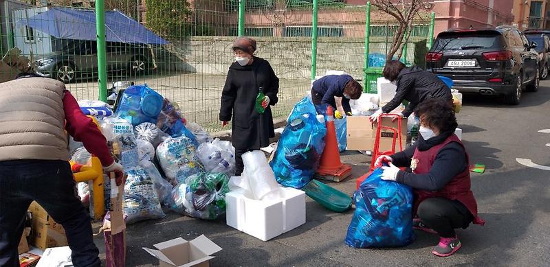 9연희동,_새봄맞이_‘대청소_클린업데이’_실시__(4).jpg 이미지