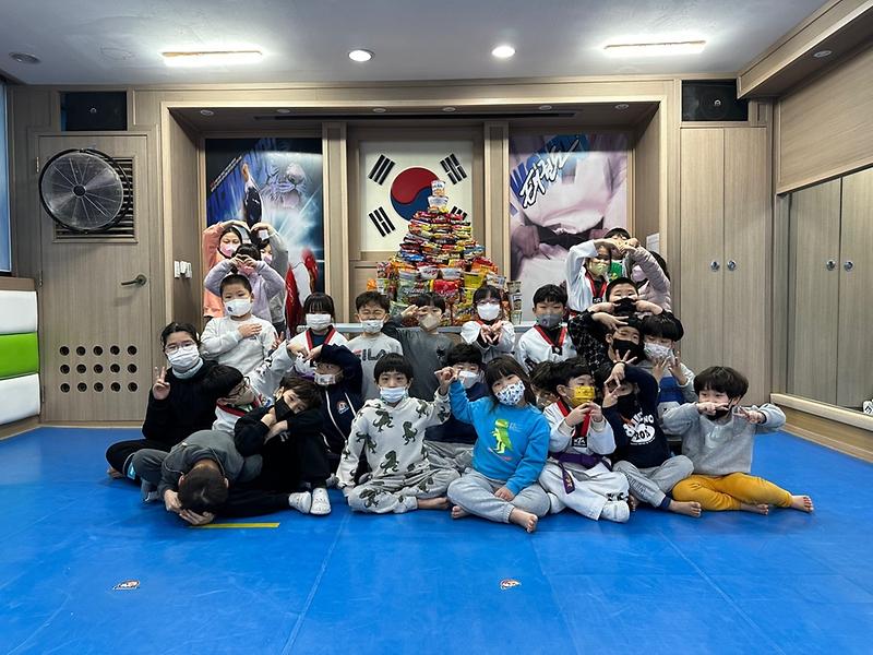 10하나태권도,_가정2동에_사랑의_라면_10박스_전달__(1).jpg 이미지