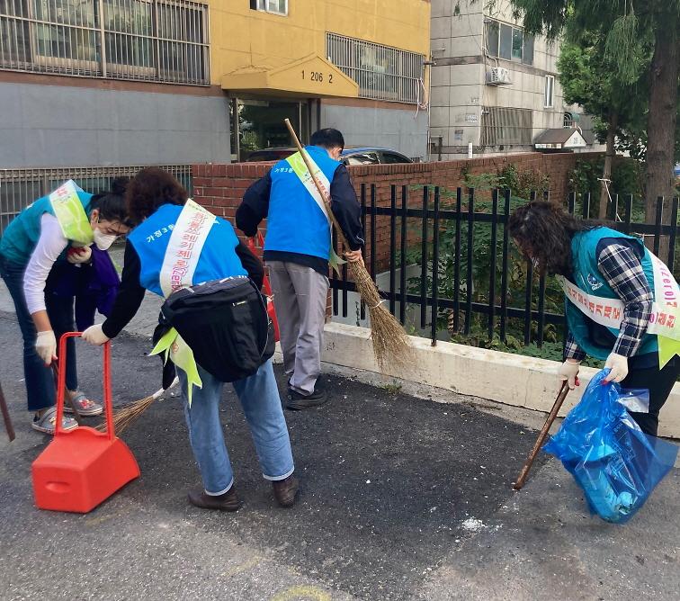 12가정3동_통장자율회,_깨끗한_마을_위한_환경정비_활동__(2).jpg 이미지