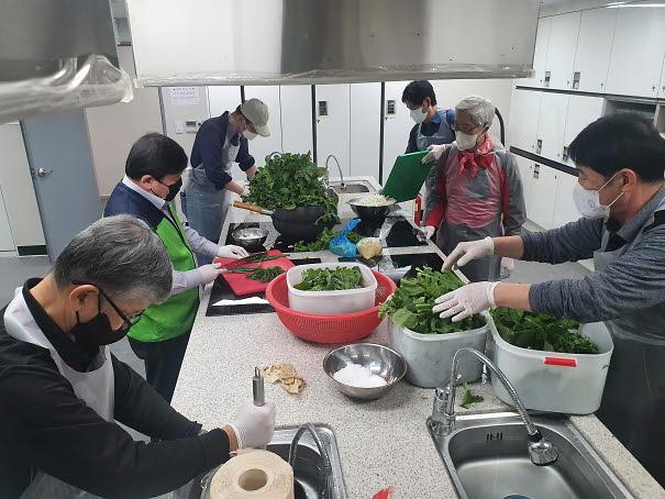 12서구자원봉사센터,_남성은퇴자들의_한끼나눔_‘삼식한끼’_프로그램_(2).jpg 이미지