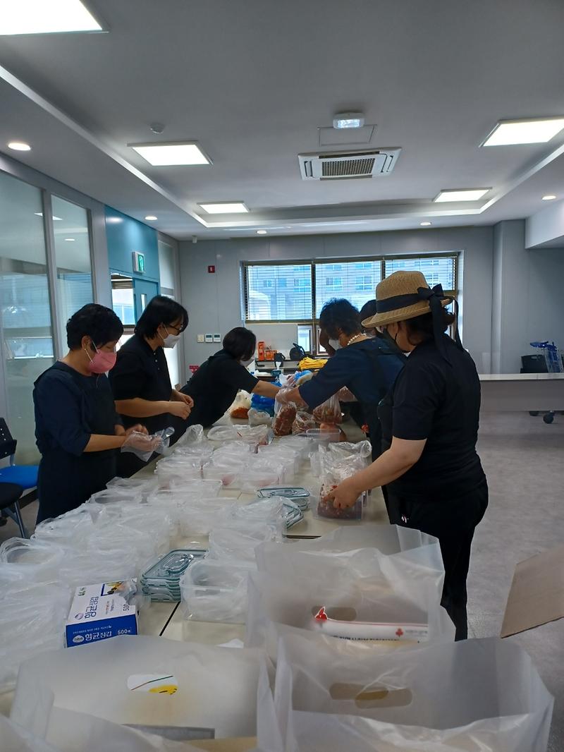 18청라2동_지역사회보장협의체,_한가위_앞두고_명절_음식_나눠__(2).jpg 이미지