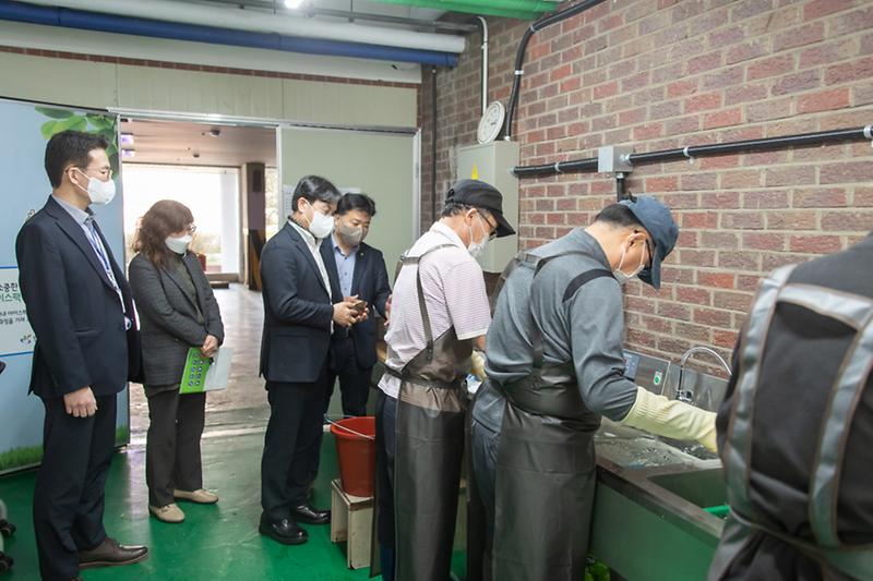 1처치곤란_‘아이스팩’,_깨끗하게_세척해_재활용···“위생걱정_NO”__(1).jpg 이미지