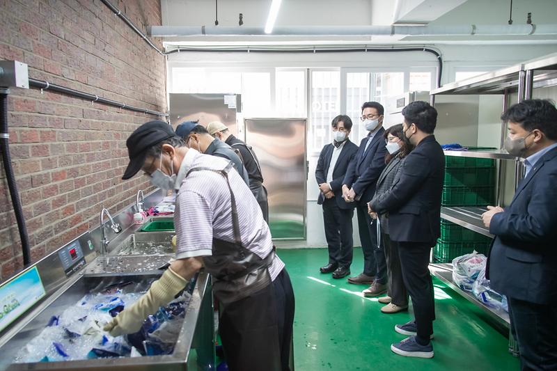 1처치곤란_‘아이스팩’,_깨끗하게_세척해_재활용···“위생걱정_NO”__(2).jpg 이미지