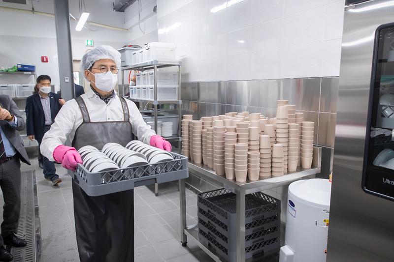 1환경지키는~현장방문사진_공유용기_식기세척센터_현장_방문.jpg 이미지