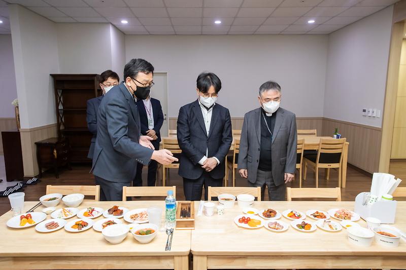 1환경지키는~현장방문사진_국제성모병원_장례식장_1회용품과_다회용기로_비교.jpg 이미지